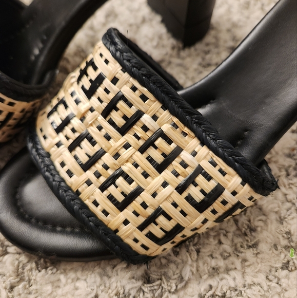 Fendi sandals with a block heel. - Picture 5 of 10